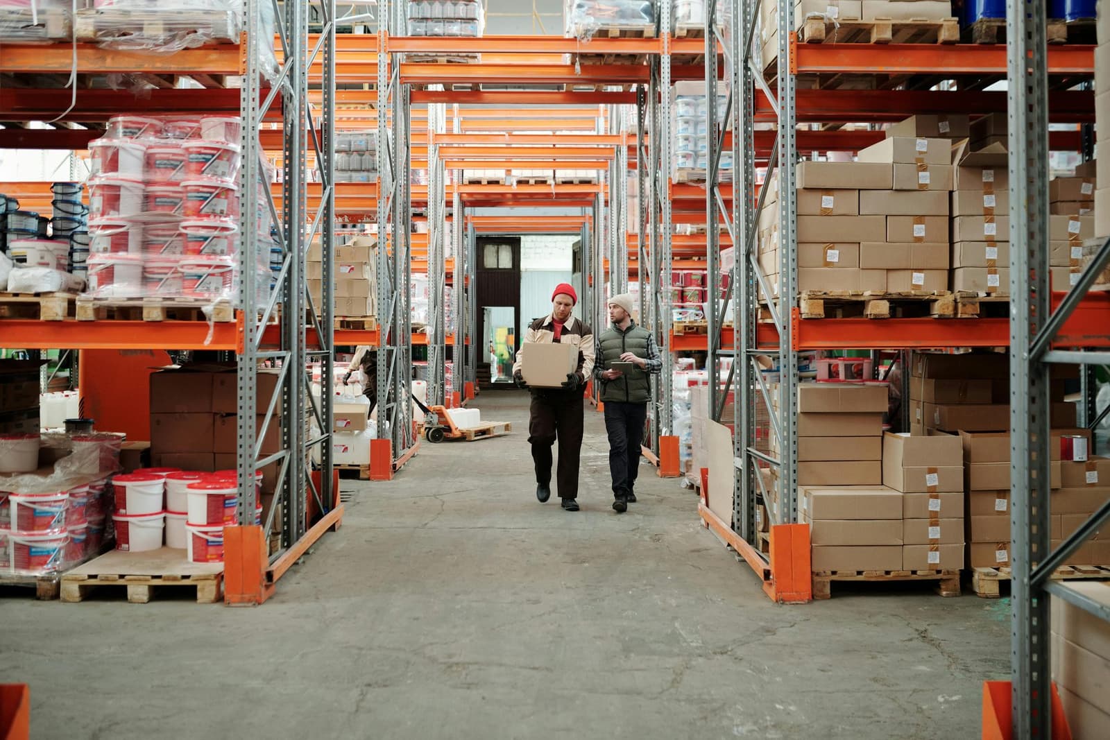 Almacén ABRASIVEN con stock de productos industriales